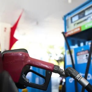 Tributos da gasolina são zerados e subsídios a combustíveis, ampliados