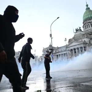 Polícia da Argentina entra em confronto com manifestantes e usa jato d’água