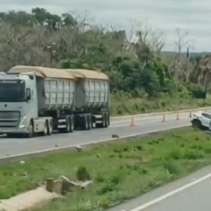 Acidente na BR-163 deixa motorista ferido após carro sair da pista » Notícia Exata