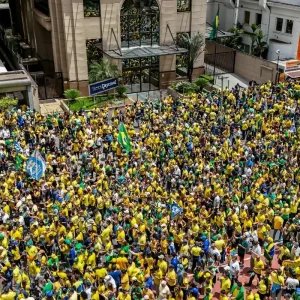 Campanha de Flávio Bolsonaro realiza manifestação na Paulista