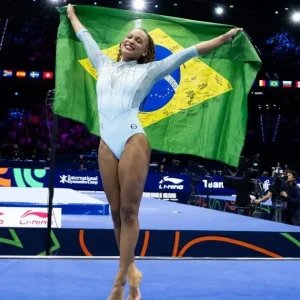 Rebeca Andrade é ouro no salto e conquista o tricampeonato mundial