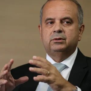 Coordenador de campanha se diz surpreso com fuga de Flávio