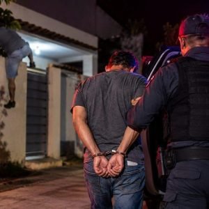 Suspeito de perseguir ex-namorada é preso após pular muro e invadir residência