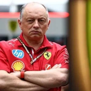 Leclerc e Hamilton defendem Vasseur após rumores de Horner na Ferrari