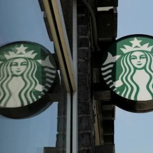 Starbucks aposta em lojas menores para driblar crise e recuperar clientela