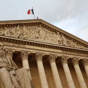 Ministros da Zona do Euro pedem à França que aprove orçamento de 2027