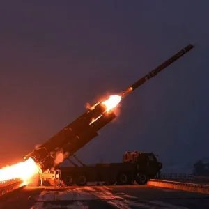 Coreia do Norte lança cerca de 10 mísseis balísticos em direção ao mar