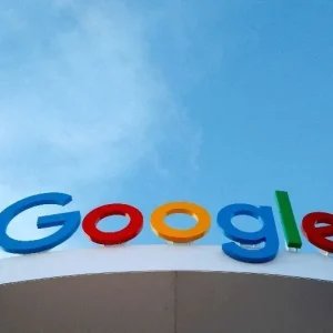 Ações da dona do Google despencam mais de 12% com temor por IA