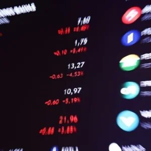 Bolsa cai mais de 1% com quadro eleitoral; juros futuros sobem após 6×1