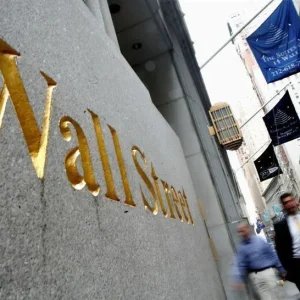 Wall Street cai com preocupações inflacionárias e investimentos em IA