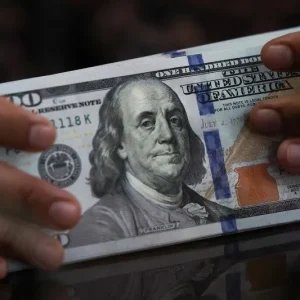 Dólar inicia dia em alta acompanhando guerra no Oriente Médio