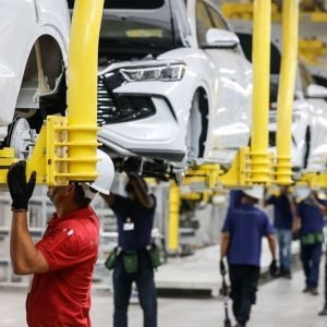 BYD avança com exportações, mas lucro e receita ficam abaixo do esperado
