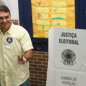 Ao votar no Rio de Janeiro, Flávio diz que representa a mudança