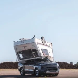 Toyota joga trailer de 760 kg sobre Hilux EV a 9 metros de altura; confira