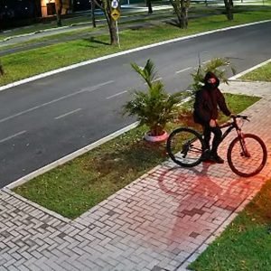 Homens encapuzados tentam invadir comércio enquanto funcionárias faziam limpeza em Nova Mutum; veja vídeo