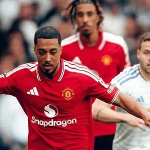 United pressiona, mas fica no empate com Leeds e se complica no Inglês