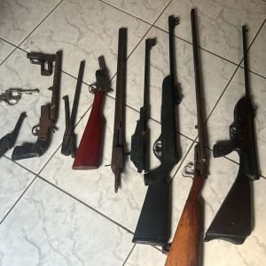 Suspeito de fabricar armas é preso com arsenal e máquinas em MT