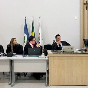 Júri de policial e outros dois por assassinato de jovem é suspenso após defesa apresentar documento sigiloso em MT