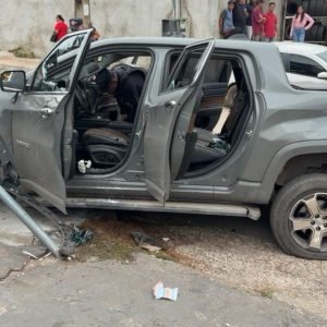 VÍDEO: motorista atropela motociclista, derruba poste e é preso em MT