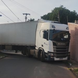 Caminhoneiro bêbado é preso após bloquear rua com carreta em MT