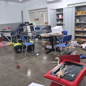 Escola municipal é invadida e depredada durante a madrugada em Cuiabá