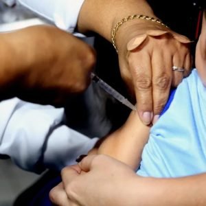 Meningite viral em crianças leva cidade de MT a suspender aulas