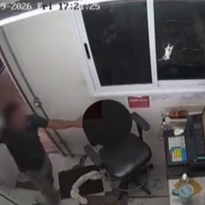 VÍDEO: homem quebra cabines de pedágio com martelo e é preso em MT
