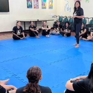 Cursos gratuitos em MT oferecem aulas de beleza, defesa pessoal e prevenção à violência
