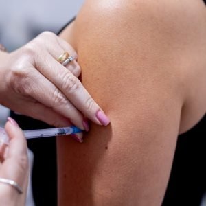 Vacina contra sarampo está disponível em 72 unidades de saúde de Cuiabá; veja lista