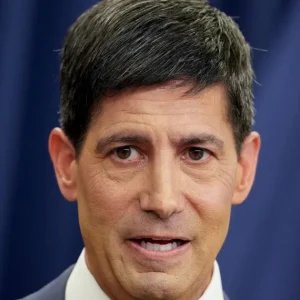 Warsh: Fed revisará cenário nos próximos meses, sem indicar próximos passos