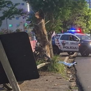 Jovem de 21 anos morre após moto bater contra árvore em Cuiabá